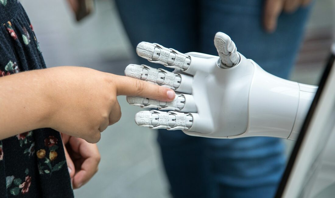 Mano che tocca una mano robotica: sviluppo di sistemi e applicativi di intelligenza artificiale